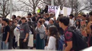 Thống Đốc Texas Chỉ Thị Xử Lý Học Sinh Bỏ Học Biểu Tình Chống ICE