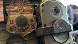 Bộ trưởng An ninh Nội địa Noem bảo vệ yêu cầu máy quay thân trên cho đặc vụ liên bang sau bình luận của Trump