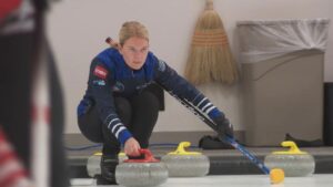 Vận động viên curling cân bằng công việc toàn thời gian với giấc mơ Olympic
