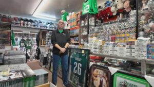 Ông Carl Henderson, chủ tiệm Carl’s Cards and Collectibles ở Havertown, đã qua đời