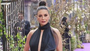 Catherine Zeta-Jones thừa nhận việc tránh xa các buổi tiệc Hollywood có thể ảnh hưởng sự nghiệp