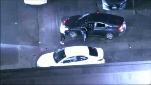 Tài xế bị nghi lái xe dưới ảnh hưởng rượu bia nhảy múa sau khi bị cảnh sát truy đuổi ở Westlake