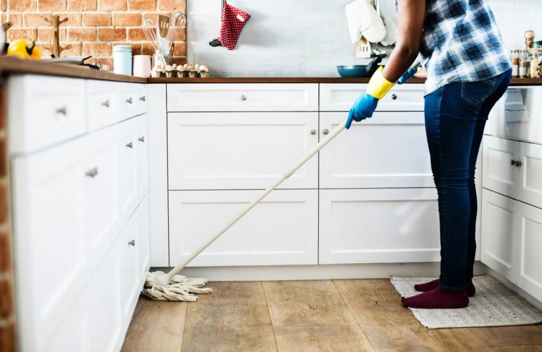 Dân số California già đi, nhiều người trở thành người chăm sóc cho người thân 1 chores cleaning contemporar