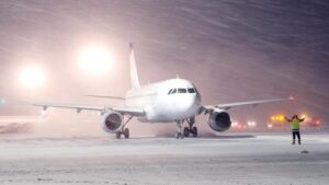 Bão Lốc Xoáy Khiến Hàng Nghìn Chuyến Bay Bị Hủy, Trì Hoãn