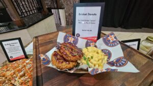 Bánh Donut Thịt Brisket và Hành Tây Chiên Giòn Hấp Dẫn Tại Sân Daikin Park Mùa 2026