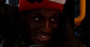 Tài xế xe buýt London thổi bong bóng cho hành khách