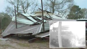 Video cho thấy mảnh vỡ bay tán loạn khi nhà kho ở Hạt Liberty bị bão phá hủy