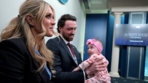 Riley Gaines Đưa Con Gái Đi Ra Mắt Sản Phẩm Thời Trang Mới