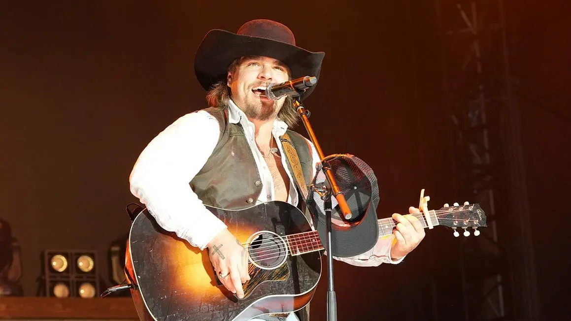 Ca sĩ nhạc Đồng quê Gavin Adcock ủng hộ chương trình Super Bowl thay thế của Kid Rock và Turning Point USA