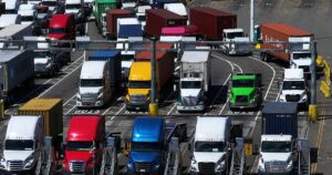 Các trường dạy lái xe tải tại California vi phạm luật, cơ quan quản lý bất lực