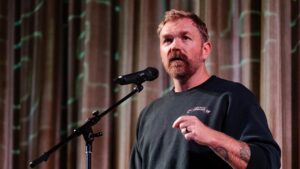 Ứng cử viên Thượng viện Maine bị truy vấn về hình xăm liên quan đến Đức Quốc xã