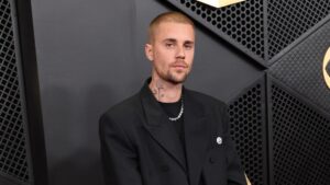 Justin Bieber gây sốc tại Grammy với trang phục nội y, Trevor Noah trêu chọc Nicki Minaj