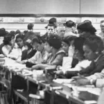 02-01-1960: Cuộc biểu tình ngồi tại quầy ăn trưa Greensboro bắt đầu phong trào dân quyền toàn quốc