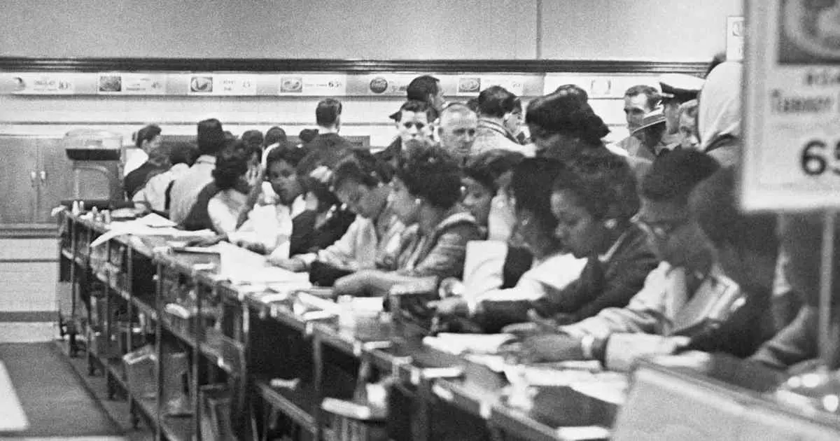 02-01-1960: Cuộc biểu tình ngồi tại quầy ăn trưa Greensboro bắt đầu phong trào dân quyền toàn quốc
