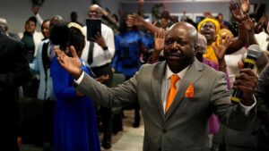 Chính quyền Tổng thống Trump phản ứng gay gắt trước phán quyết tạm dừng trục xuất người Haiti 27 Chính quyền Tổng thống Trump phản ứng gay gắt trước phán quyết tạm dừng trục xuất người Haiti