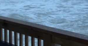 Nhà bị sóng biển cuốn trôi ở Bắc Carolina