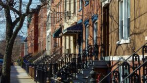 Tổng thống Trump có thể giải quyết khủng hoảng nhà ở, nhưng cần cứng rắn với các tiểu bang