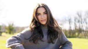 Ca sĩ Jessie James Decker nói về việc nuôi dạy con cái năng động và đối phó với chứng đau nửa đầu