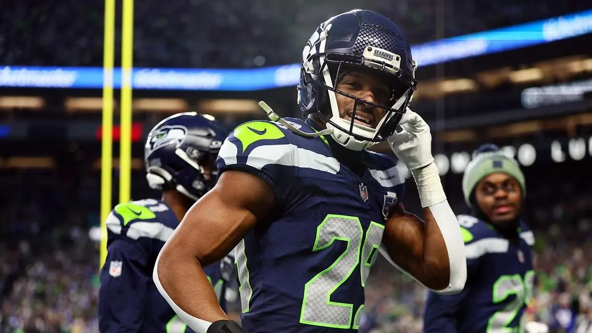 Josh Jobe của Seahawks đấm Stefon Diggs của Patriots trong Super Bowl