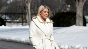 Thư ký báo chí Tòa Bạch Ốc Karoline Leavitt chỉ trích mạnh mẽ những người nổi tiếng “tầng lớp thượng lưu” vì tấn công ICE