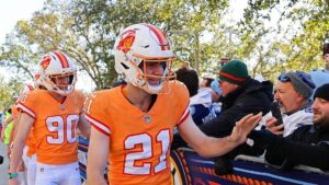 Tampa Bay Lightning và Boston Bruins kỷ niệm 2026 NHL Stadium Series bằng trang phục bóng bầu dục