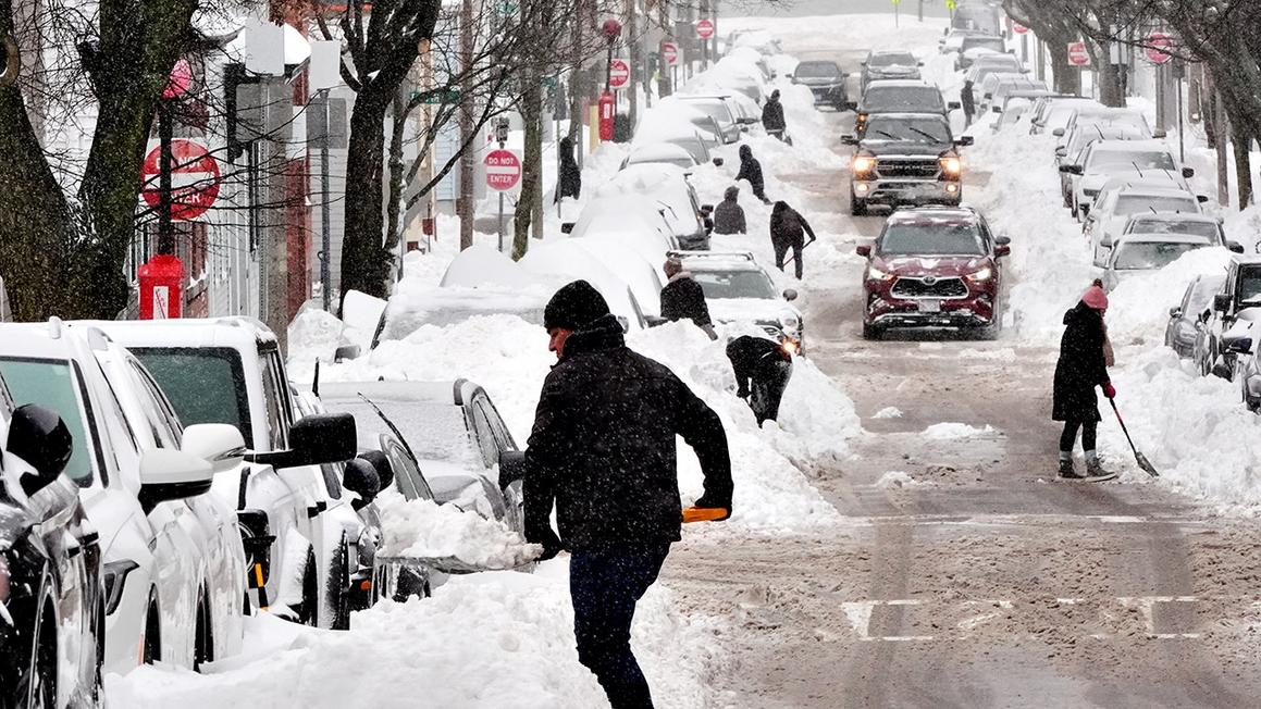 Chủ nhà ở Massachusetts tự đốt nhà khi cố gắng làm tan băng trên mái bằng đèn khò 1 massachusetts winter weather snow 2