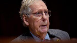 Thượng Nghị Sĩ Mitch McConnell nhập viện vì có triệu chứng giống cúm