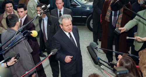 02-12-2002: Cựu Tổng thống Nam Tư Slobodan Milosevic ra tòa xét xử tội ác chiến tranh