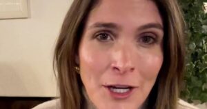 Võ sĩ trượt tuyết Breezy Johnson dành tặng huy chương vàng cho cha