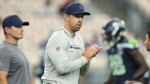 Huấn luyện viên Klint Kubiak của Seattle Seahawks sắp trở thành huấn luyện viên trưởng của Las Vegas Raiders