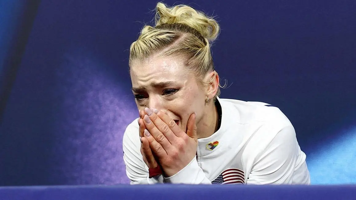 Vận động viên trượt băng nghệ thuật Mỹ Amber Glenn xúc động sau sai lầm tốn kém tại Olympic