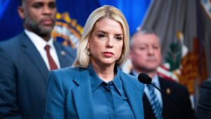 Cựu Bộ trưởng Tư pháp Pam Bondi lên án Don Lemon về vụ xáo trộn nhà thờ