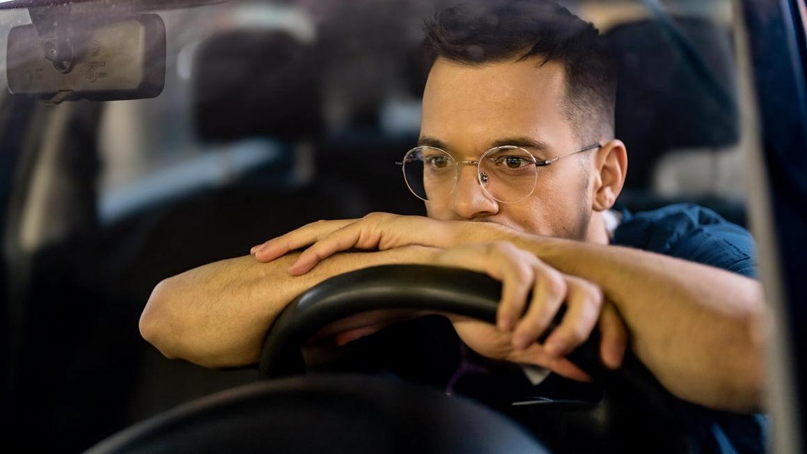 Kính lái ban đêm có thực sự hiệu quả? Hướng dẫn dựa trên khoa học 1 person wearing glasses driving at night