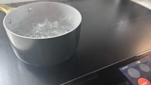 Chuyển sang bếp điện từ: 4 lý do thuyết phục người viết bỏ bếp gas 7 Chuyển sang bếp điện từ: 4 lý do thuyết phục người viết bỏ bếp gas