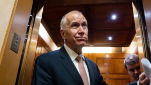 Trợ lý của Tòa Bạch Ốc cáo buộc Thượng nghị sĩ Thom Tillis trì hoãn nền kinh tế Mỹ vì bất đồng về việc điều tra Chủ tịch Cục Dự trữ Liên bang 27 Trợ lý của Tòa Bạch Ốc cáo buộc Thượng nghị sĩ Thom Tillis trì hoãn nền kinh tế Mỹ vì bất đồng về việc điều tra Chủ tịch Cục Dự trữ Liên bang