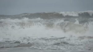 Vùng Vịnh đối mặt nguy cơ lũ lụt ven biển, điều kiện bãi biển nguy hiểm