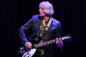 Rock Hall of Famer Peter Buck và ban nhạc mới Drink the Sea trình diễn tại Vùng Vịnh