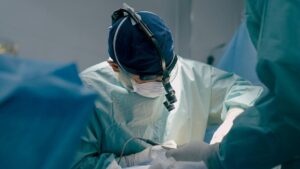 Hệ thống y tế thúc đẩy phẫu thuật chuyển giới cho trẻ vị thành niên và giờ phải đối mặt với công lý pháp lý