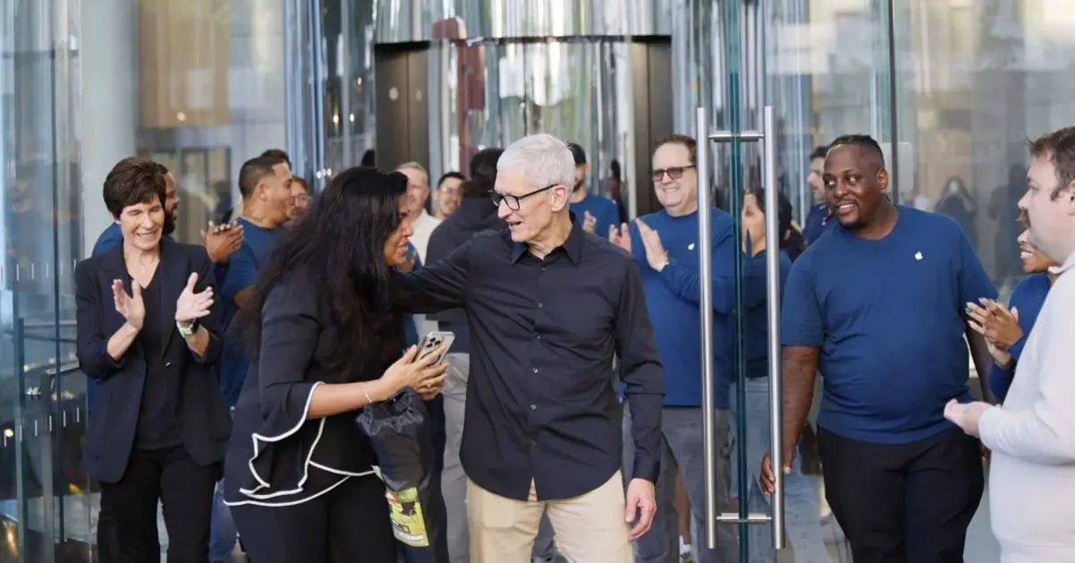 CEO Tim Cook hé lộ về những danh mục sản phẩm và dịch vụ mới được hỗ trợ bởi AI