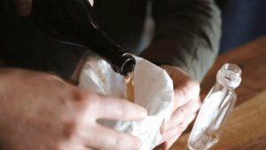 Chai Rượu 150 Năm Tuổi Tìm Thấy Ở Thị Trấn Khai Khoáng Cũ Utah Được Mở Ra