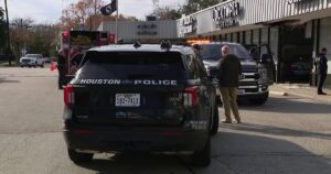 Xe hơi tông vào cơ sở kinh doanh tại Weslayan Plaza ở Houston