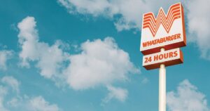 Whataburger Tặng Bánh Biscuit Bơ Gà Mật Ong Miễn Phí Tuần Này