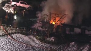 Lính cứu hỏa đang dập tắt đám cháy tại nhà ở New Jersey