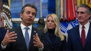 Nhân vật Dân biểu Lập pháp Đưa Ra Mối Quan Ngại Mới Về Chương Trình Xem Xét Thuốc Siêu Tốc Của FDA