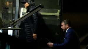 Giám đốc Tình báo Quốc gia cho biết Tổng Thống Trump yêu cầu sự hiện diện của bà tại cuộc khám xét của FBI ở trung tâm bầu cử Georgia