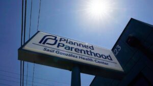 Planned Parenthood rút đơn kiện hành chính của Tổng Thống Trump về cắt giảm Medicaid 27 Planned Parenthood rút đơn kiện hành chính của Tổng Thống Trump về cắt giảm Medicaid