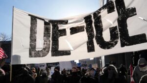 Bộ Tư Pháp Hoa Kỳ: Thêm hai người bị bắt trong vụ biểu tình tại nhà thờ ở St. Paul 32 Bộ Tư Pháp Hoa Kỳ: Thêm hai người bị bắt trong vụ biểu tình tại nhà thờ ở St. Paul