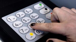 Giới nhà giàu gia tăng chi tiêu trong khi người dân khác chật vật, nghiên cứu mới cho thấy