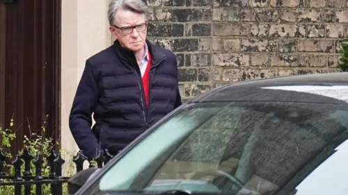 Ủy ban châu Âu điều tra quan hệ của Peter Mandelson với Epstein