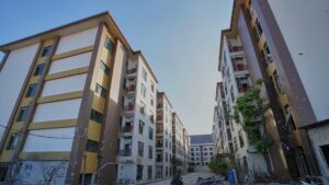 Cơ sở trung tâm lừa đảo bỏ hoang ở Campuchia được phát hiện có phòng dựng cảnh sát giả